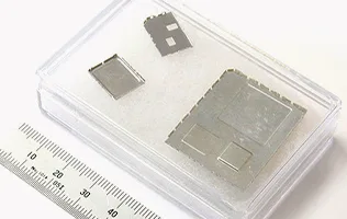 簡易レベラーを材料送り装置に取り付けて反りを矯正している金属加工ライン